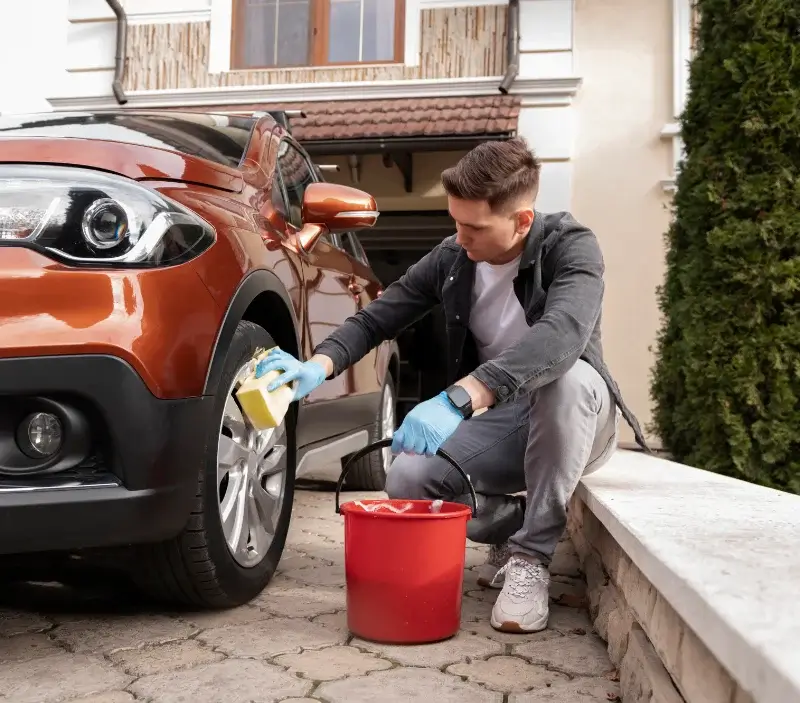 Lavage auto à domicile Les Bouchoux : professionnel intervenant sur un véhicule